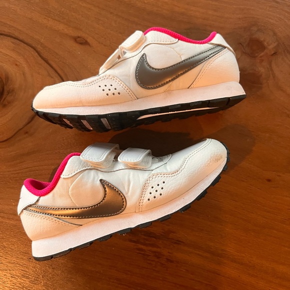 Nike MD Valiant White and Gold Sneakers 13C - Picture 2 of 4